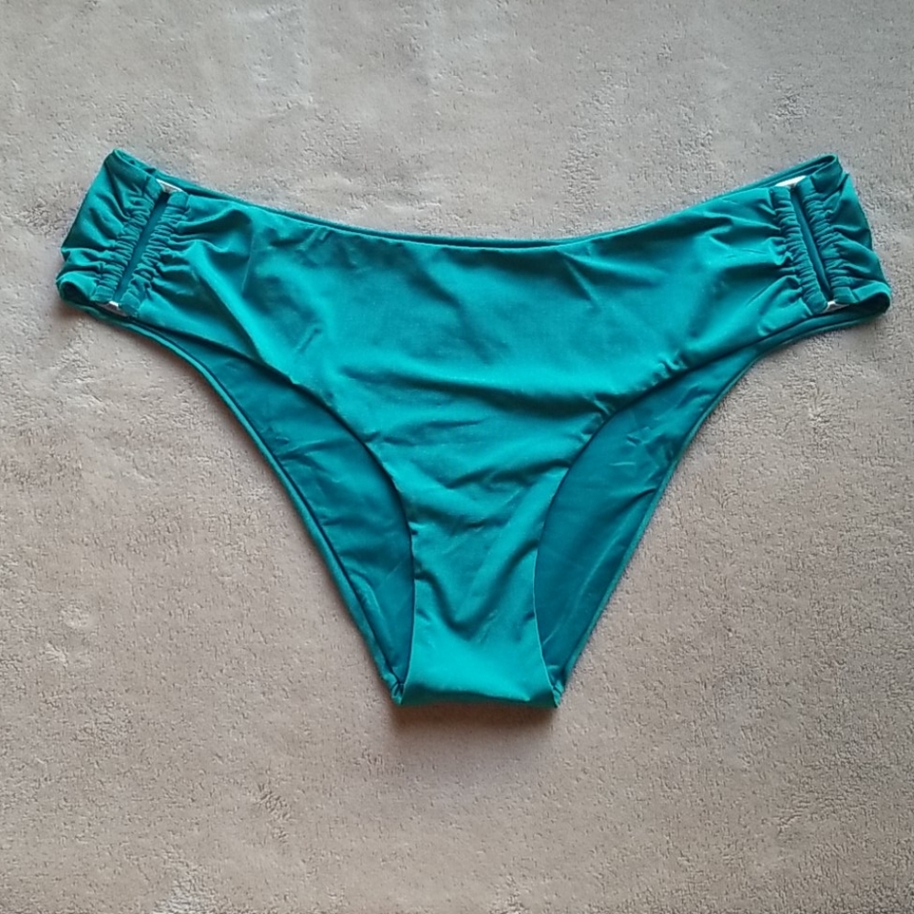 Bikini ๐ - Picture 2 of 8